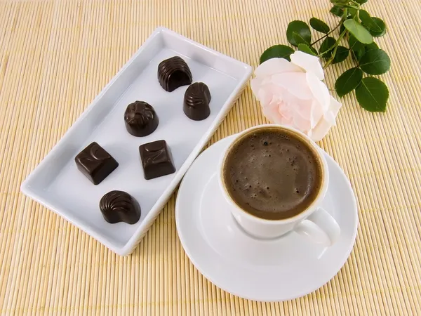 Çikolata şekerleme ile kahve Kupası — Stok fotoğraf