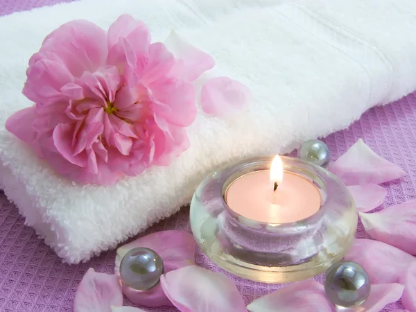 Candela aromatica e petali di rosa — Foto Stock