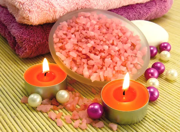 Vela aromática y sal de baño rosa —  Fotos de Stock