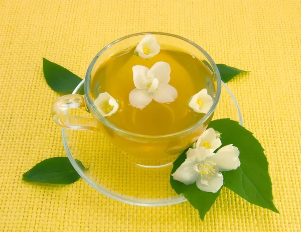 Thé au jasmin dans une tasse transparente — Photo
