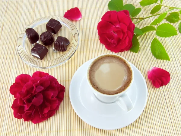Cup of coffee, cream, chocolate candies — Stockfoto