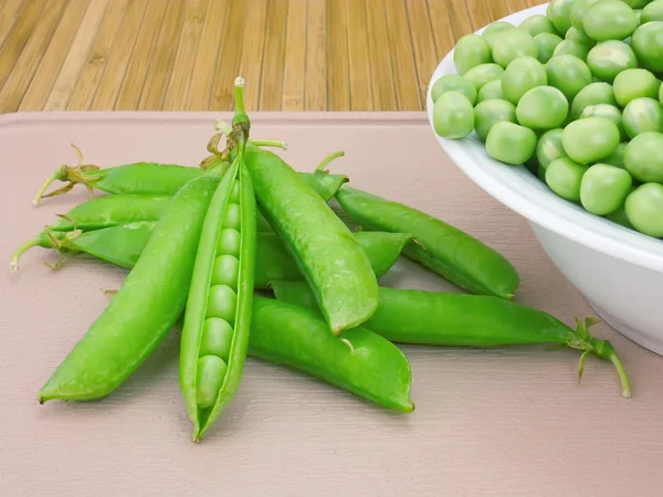 甘い緑エンドウ豆および豆をさや — ストック写真