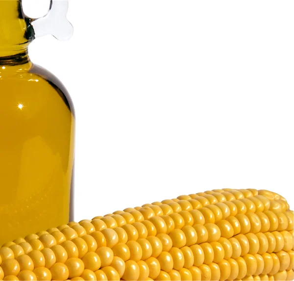 Кукурудза і пляшка олії на білому — стокове фото