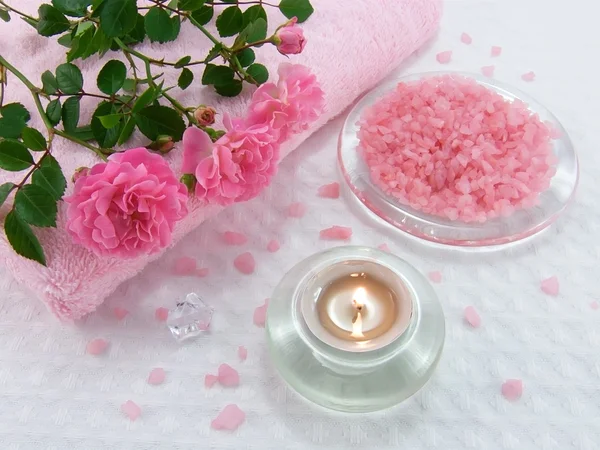Sal de banho e vela de aroma — Fotografia de Stock