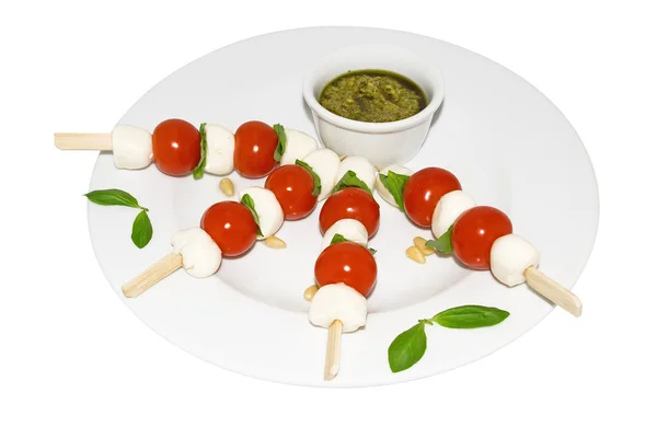 Mozzarella peyniri, cherry domates, fesleğen pesto — Stok fotoğraf