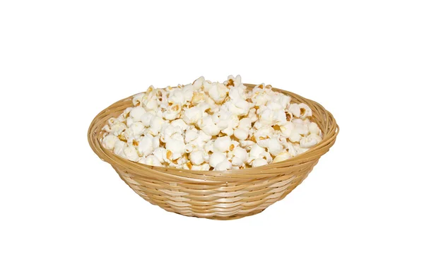 Popcorn dans un panier en bambou tissé — Photo