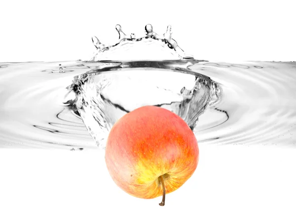 Czerwone jabłko wpadające do wody — Zdjęcie stockowe
