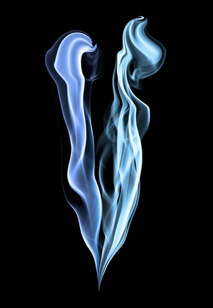 Синій дим на чорному фоні — стокове фото