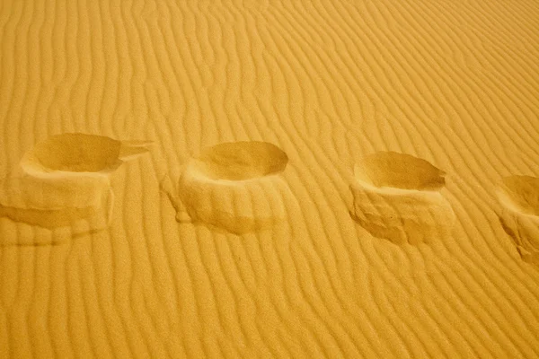 รอยเท้าบนพื้นผิวของเนินทราย — ภาพถ่ายสต็อก