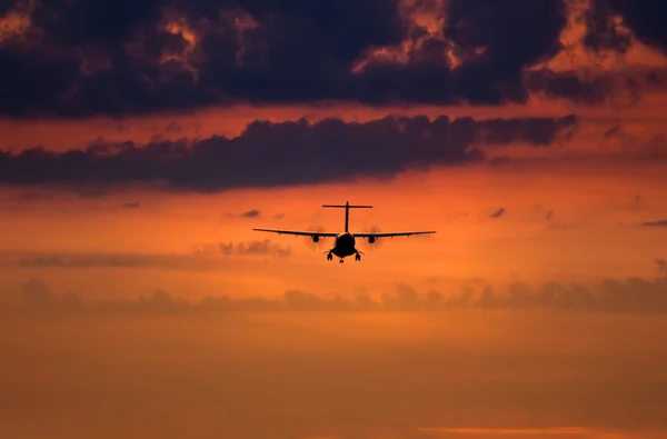 Силуэт посадочного самолета — стоковое фото