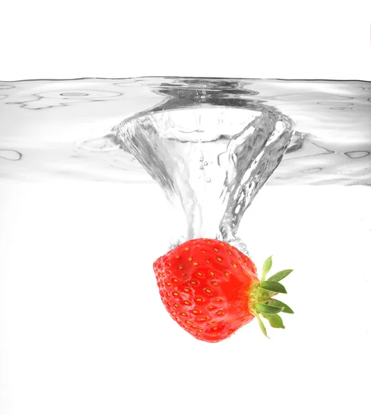 Strawberry falling into water — Stock Photo, Image