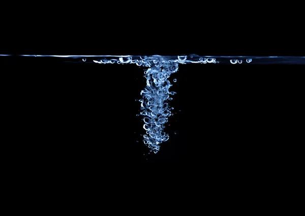 Bubbels in water geïsoleerd op zwart — Stockfoto