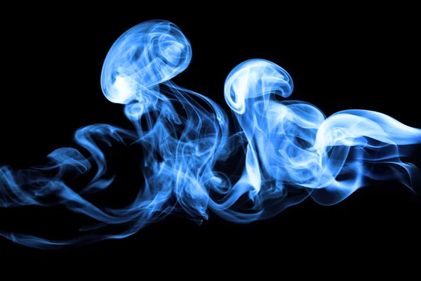 Fumo isolato su fondo nero profondo — Foto Stock