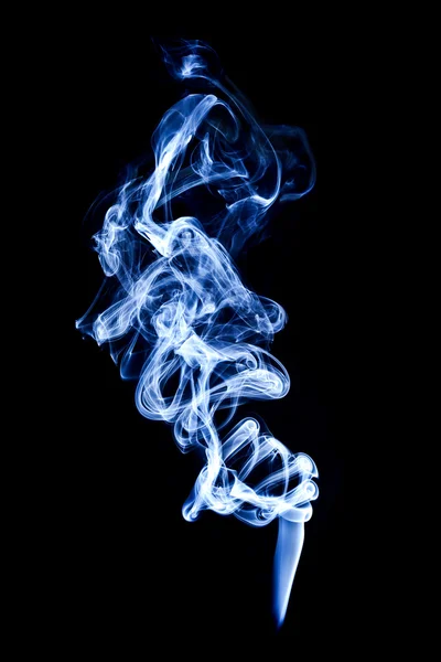 Niebieski dym izolowany na czarno — Zdjęcie stockowe