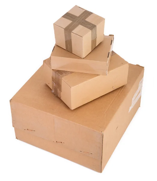 Группа картонных коробок на белом — стоковое фото