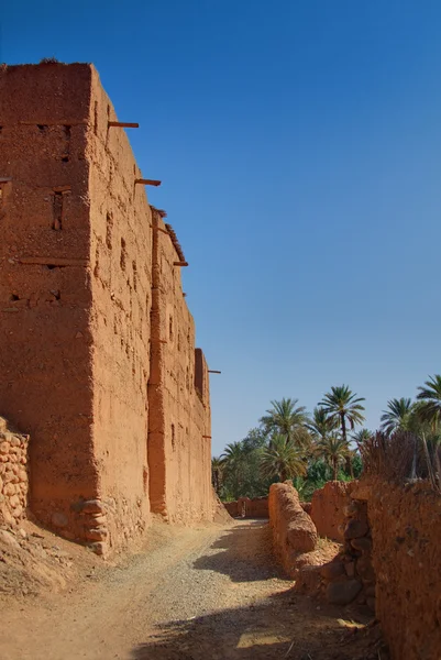 Ścieżka wzdłuż marokańskiej rezydencji wiejskiej — Zdjęcie stockowe