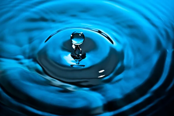 Gros plan d'une éclaboussure d'eau dans les tons bleus — Photo