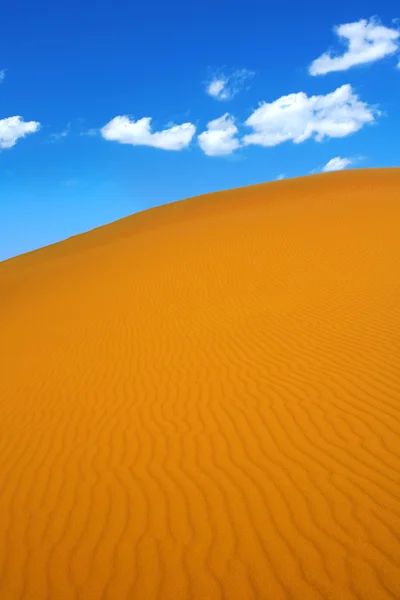 Песчаные дюны и кучевые облака — стоковое фото