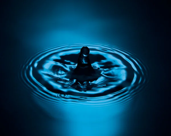 Respingo de água em azul — Fotografia de Stock