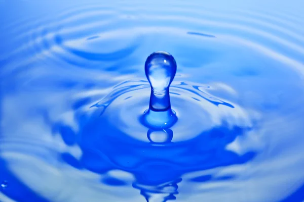 Water splash in blauwe tinten — Stockfoto