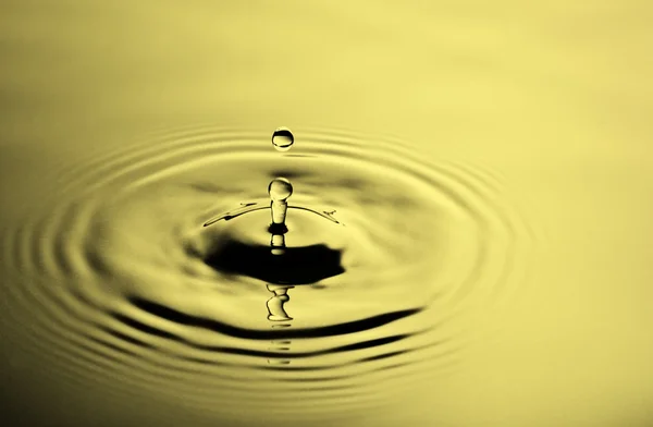 Geel water splash — Stockfoto