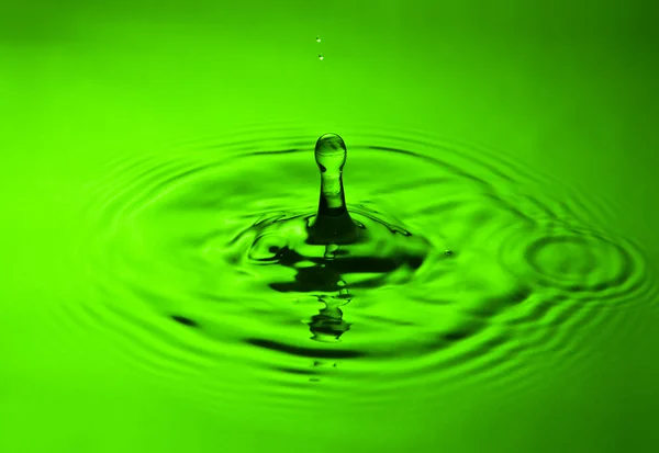 Salpicos de água em verde — Fotografia de Stock