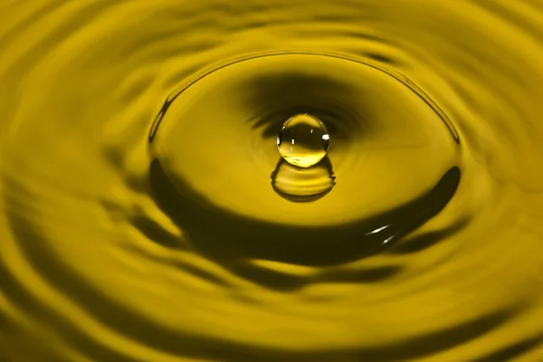 Water splash in geel — Stockfoto