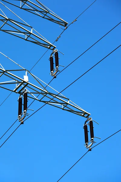 Yüksek gerilimli elektrik direği — Stok fotoğraf
