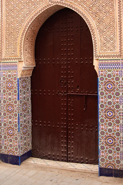 Staré zdobené brány v marrakkech — Stock fotografie