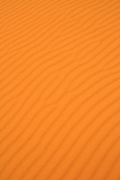 Волнистая текстура песчаных дюн — стоковое фото
