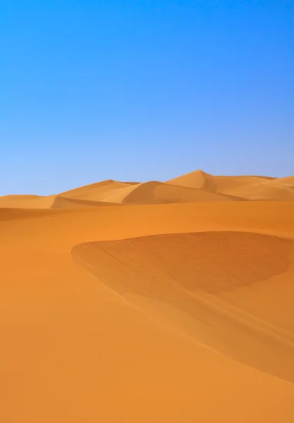 Песчаные дюны и безоблачное небо — стоковое фото
