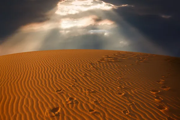 Himmel über dem Wüstensand gespalten — Stockfoto
