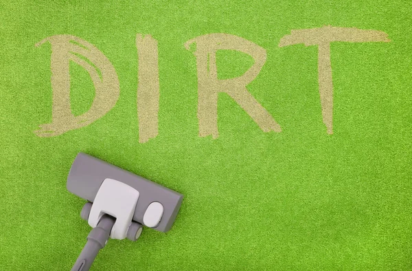Odkurzanie dirt off zielony dywan — Zdjęcie stockowe