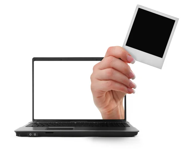 Laptop met een hand — Stockfoto