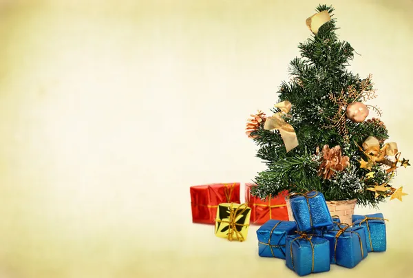 Χριστουγεννιάτικο δέντρο και δώρα — Φωτογραφία Αρχείου