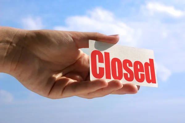 Hand holding card with Closed sign — Stock Photo, Image
