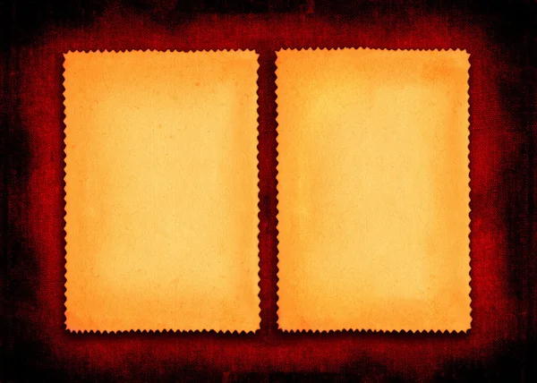 Två bitar av gulnade papper på röd — Stockfoto