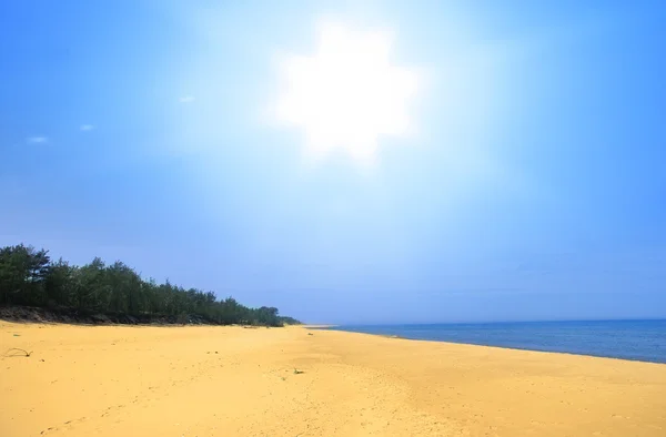 Empty summer beach — Stock Photo, Image