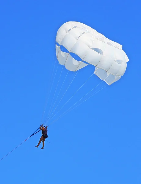 Uomo con un paracadute — Foto Stock