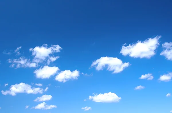 Яркое летнее небо — стоковое фото