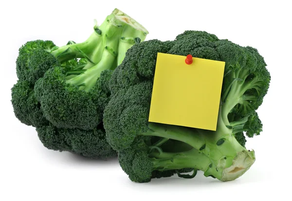 Brócoli con nota amarilla en blanco — Foto de Stock