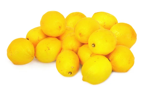 Limões maduros em branco — Fotografia de Stock