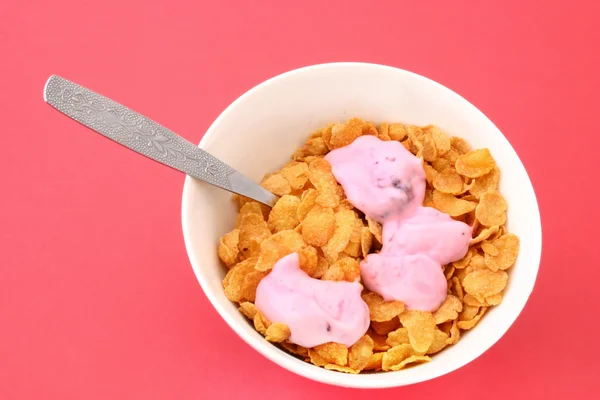 Śniadanie: płatki kukurydziane i jogurt — Zdjęcie stockowe