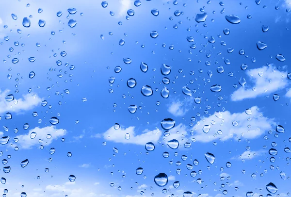 Gotas de agua contra el cielo de verano —  Fotos de Stock