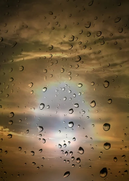 Gotas de água contra o pôr do sol de verão — Fotografia de Stock