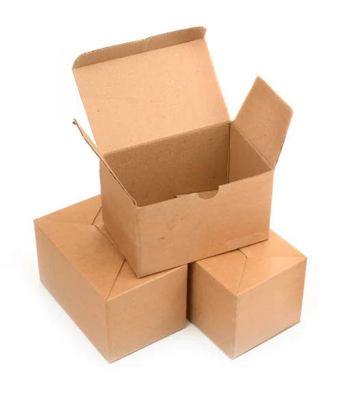 Drie kartonnen dozen op wit — Stockfoto