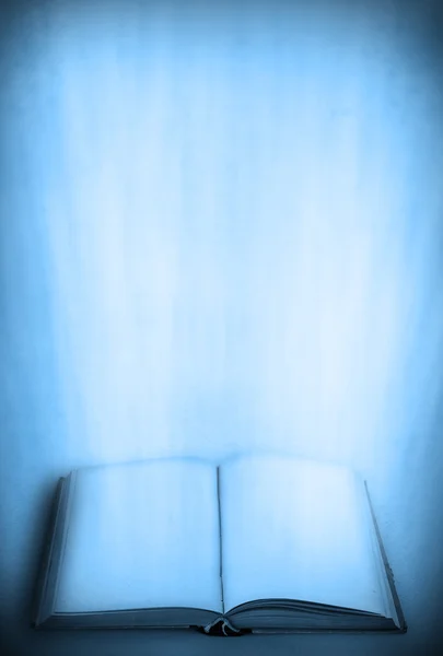 Livro velho com raios de luz — Fotografia de Stock