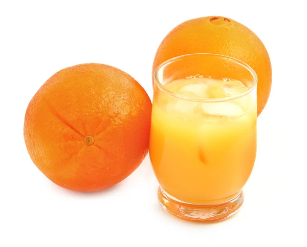 Χυμός πορτοκαλιού και δύο κομμάτια του — Φωτογραφία Αρχείου