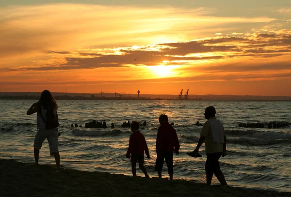Familienspaziergang bei Sonnenuntergang — Stockfoto