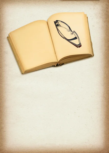 Старая пустая книга и очки — стоковое фото